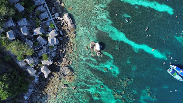 Photo by mirthe diender Explore the stunning coastline and clear waters of Ko Tao, Thailand from above.